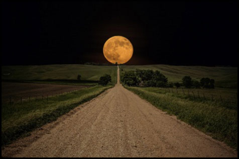 دانلود والپیپر ماه بزرگ