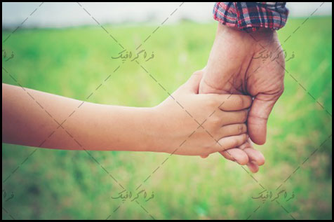 دانلود تصویر استوک دست پدر در دست فرزند