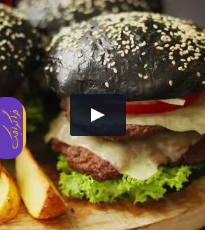 دانلود ویدیو فوتیج ساندویچ همبرگر با نان سیاه